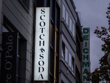 KOLOGNE, ALMANY - 6 Kasım 2022: Köln Almanya 'sındaki ana mağazalarında Scotch ve Soda logosu. Scotch & Soda bir Hollanda moda perakende şirketidir.