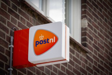 VAALS, NETHERLANDS - 8 Kasım 2022: postNL logosu Vaals ofislerinde. PostNL ya da Post NL, Hollandalı bir posta paketi ve nakliye şirketidir..