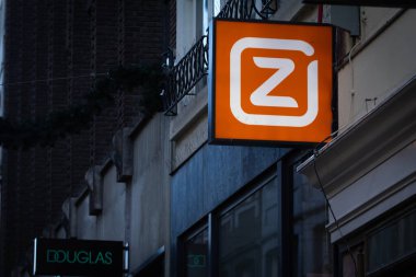 MAASTRICHT, NETHERLANDS - 10 Kasım 2022: Maastricht 'teki ana mağazalarında Ziggo Logosu. VodafoneZiggo ya da Vodafone, Hollanda 'nın kablo, internet ve telefon sağlayıcısı..