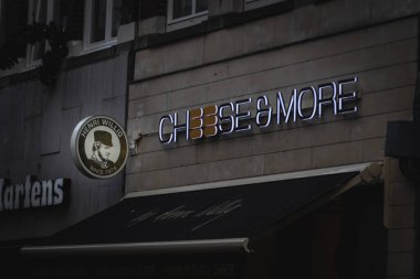 MAASTRICHT, NETHERLANDS - 10 Kasım 2022: Maastricht için mağazalarında Henri Willig 'in Cheese & More logosunun seçici bulanıklığı. Peynir ve Fazlası Hollanda 'da bir Hollanda peynir zinciri..