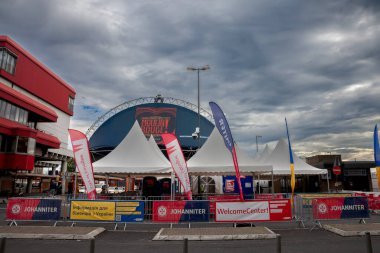 COLOGNE, GERMANY - 6 Kasım 2022: Ukrayna 'daki savaş nedeniyle sığınma talebinde bulunan Ukraynalı mültecilere ilk yardım ve yardım sağlayan bir mülteci merkezi olan Johanninter Karşılama Merkezi' ne Giriş.