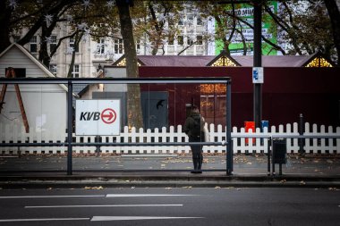 KOLOGNE, GERMANY - 6 Kasım 2022 KVB Köln 'ün bir otobüs terminalindeki işareti. KVB ya da Kolner Verkehrs-Betriebe, Köln 'ün otobüs, tren ve tramvaylardan sorumlu toplu taşıma yetkilisidir..