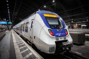 Köln Ana Tren İstasyonu Koln Hbf Hauptbahnhof 'da Ulusal Ekspres S Bahn treni. Ulusal Ekspres İngiliz tren taşıyıcısıdır..