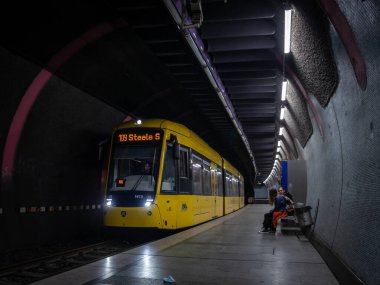 ESSEN, GERMANY - 11 Kasım 2022: Essen tramvay sistemi Essen Stadtbahn, şehrin merkezinden geçiyor. Ruhrbahn tarafından işletilen bir toplu taşıma sistemi..