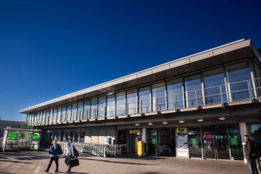 DORTMUND, ALMANY - 13 Kasım 2022: güneşli bir öğleden sonra Dortmund Havaalanı 'nın ana terminali. Flughafen Dortmund, Dortmund 'un uluslararası havaalanıdır..