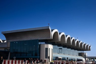BUCHAREST, ROMANIA - 19 Mart 2023: güneşli bir öğleden sonra Otopeni Havaalanı 'nın ana varış terminali. Henri Coanda Havalimanı, Romanya 'nın uluslararası havaalanıdır..