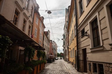 RIGA, LATVIA - 22 AĞUSTOS 2023: Riga 'daki Miesnieku iela caddesinin Panorama' sı, Vecriga Vecpilseta 'nın kaldırım taşı caddesi, Letonya' nın eski başkentinin tarihi merkezi..