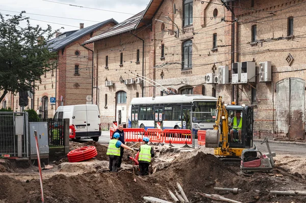 RIGA, LATVIA - 26 AĞUSTOS 2023: İşçiler, işçiler, Riga caddesinde yol yenileme ve Letonya ekonomik başkentinde yeniden yapılanma çalışmaları sırasında hendek kazan adamlar.