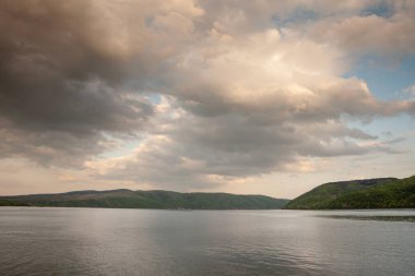 Sırbistan 'ın Demir Kapılar kentindeki Banatska tahtırevanı yakınlarındaki Tuna nehrinin panoraması, aynı zamanda Sırbistan ile Romanya arasındaki sınırın doğal bir sembolü olan Cerdap vadileri olarak da bilinir..