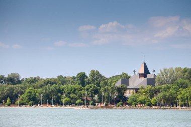Palic Gölü 'nün Panorama' sı, veya Sırbistan 'ın Palic kentinde yer alan Palicko Jezero, Velika Terasa veya Grand Terrace ana binası ve Zenski ipliği veya Women' s Lido. Bu, Voyvodina eyaletinin başlıca ilgi alanlarından biri..