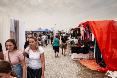 SABAC, SERBIA - SEPTEMBER 16, 2023: Sabacki Vasar 'daki Sırp kalabalığının seçici bulanıklığı veya Sırbistan' ın kırsal kesimindeki Sabac Çarşısı.