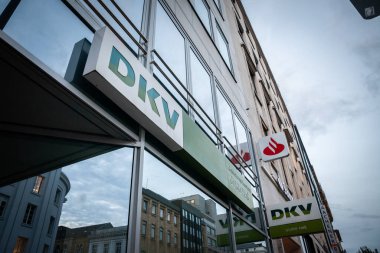AAÇEN, GERMANY - 8 Kasım 2022: DKV Deutsche Krankenversicherung logosu Aachen için ofislerinde. DKV Deutsche Krankenversicherung özel bir krankenversicherung, Alman özel sigortası..