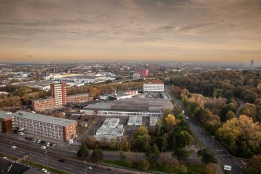 COLOGNE, GERMANY - 11 Kasım 2022: Köln manzarasında seçici bulanıklık, sanayi banliyöleri ve Koln neustadt ile hava manzarası. Köln, Kuzey Ren Vestfalya 'da bir şehirdir..