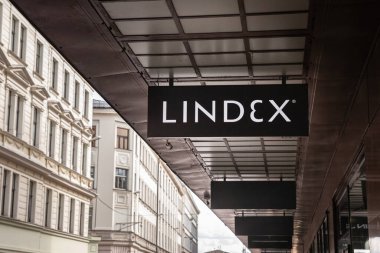 RIGA, LATVIA - 22 AĞUSTOS 2023: Riga için mağazalarının önündeki Lindex logosu. Lindex, İsveçli moda üreticisi, tasarımcı ve perakende zinciri..