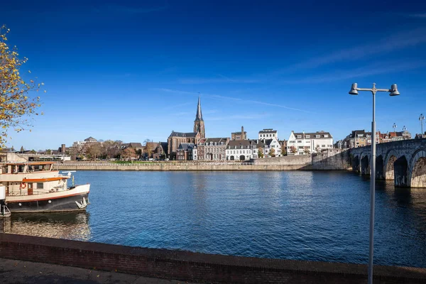 Meuse Maas nehri kıyısındaki Maastricht Rıhtımı Panorama 'da Sint Martniuskerk, bir Katolik kilisesi ve Maas Meuse Nehri üzerindeki Aziz Servatius köprüsü üzerinde yoğunlaşmıştır..