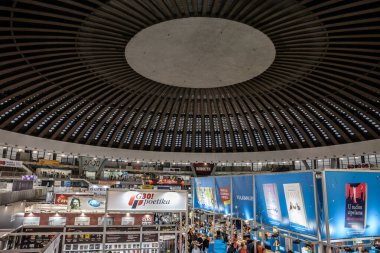 BELGRAD, SERBIA - 21 Ekim 2023: Beogradski Sajam adlı Belgrad Fuar Alanı 1. Salonu Panoraması. Fuar, Belgrad Kitap Fuarı, Sajam Knjiga gibi etkinliklerde kullanılan bir fuar..