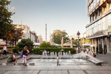 BELGRAD, SERBIA - 18 Haziran 2023: Yazın alacakaranlıkta Cumhuriyet Meydanı olarak da bilinen Trg Trg-blike Belgrad 'ın başlıca simgesi.