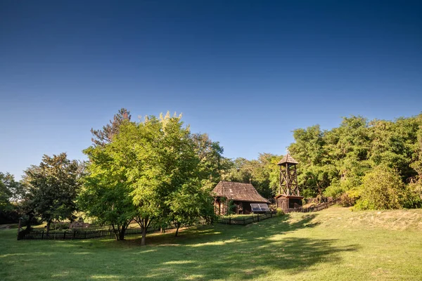 Sırp ortodoks kilisesi Devojacki bunar 'ın panoraması, ahşap bir kilise, Voyvodina' daki Crkva Svete Velikomucenice Marine Ognjene Marije kilisesi. Sırbistan çoğunlukta ortodoks.