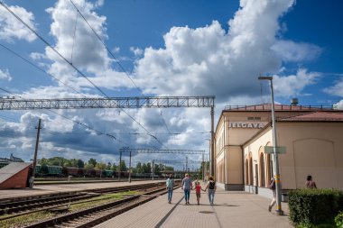 JELGAVA, LATVIA - 20 AĞUSTOS 2023: LDZ Letonya Demiryollarına ait Jelgava tren istasyonuna (Jelgavas Stacija) giden insanlar. Jelgava, Riga 'nın güneyinde bir şehirdir..