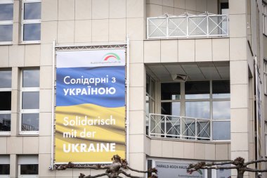 Ukrayna savaşı sırasında Ukrayna 'ya karşı Ukrayna' yı destekleyen Ukrayna bayrağıyla Ukrayna 'ya dayanışma gösteren Alman posterleri..