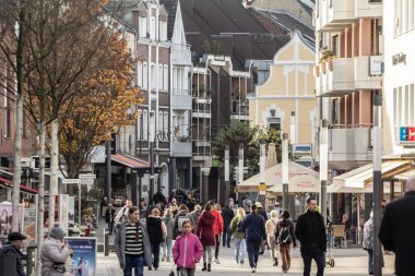 TROISDORF, GERMANY - 12 NOVEMBER 2022: Troisdorf Kolner Caddesi Panoraması, banliyö çevresindeki tipik bir Alman ana caddesi..