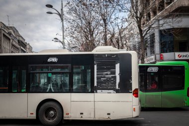 BUCHAREST, ROMANIA - 16 Mart 2023: Bükreş şehir merkezinde stb logosu olan otobüslerde seçici bulanıklık. STB, yani Societatea de Transport Bucuresti Bükreş toplu taşımacılık operatörü.