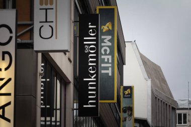 Köln, Almanya 'daki perakendecilerinin önünde Hunkemoller logosu. 6 Kasım 2022. Hunkemoller, birinci sınıf iç çamaşırı konusunda uzman bir Hollandalı uyurgezer ve iç çamaşırı üreticisi..