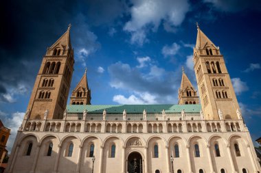 Peks katedrali yazın, öğleden sonra, aşağıdan görüldü. Bu katedral (Pecsi Dom veya Pecsi szekesegyhaz) Macaristan 'ın güneyindeki en büyük şehirlerden biri olan Pecs' in sembollerinden biridir.