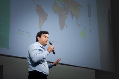 BELGRAD, SERBIA - 26 Ekim 2023: Thomas Piketty 'nin Belgrad, Sırbistan' da verdiği konferansta seçici bulanıklık. Thomas Piketty, eşitsizlik üzerine uzmanlaşmış Fransız bir ekonomist..