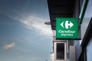 LIEGE, BELGIUM - 9 Kasım 2022: Carrefour Express logosu Liege şehir merkezindeki yerel süpermarketlerinin önünde. Avrupa 'nın önde gelen perakendecilerinden Carrefour Belgique Group' a ait..