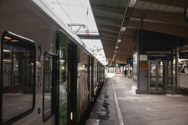 WUPPERTAL, GERMANY - 11 Kasım 2022: VRR ya da Verkehrsverbud Rhein Ruhr, bir S-Bahn treni ile Wuppertal Hbf Platformu. VRR, NRW topraklarının toplu taşımacılık birliğidir..