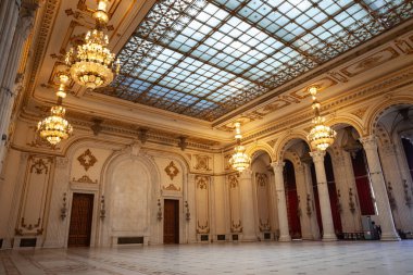 BÜKREŞ, ROMANIA - 13 Mart 2023: Romen komünizminin bir simgesi olan Bükreş 'teki Romanya parlamentosu sarayının içinde kristal salon avizeleri bulunan kapılarda seçici bulanıklık.
