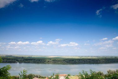 Güneşli bir öğleden sonra Sırbistan 'ın Ritopek kentinden Tuna Nehri manzaralı Voyvodina ve Banat ovalarının hava manzarası. Tuna Nehri Orta Avrupa 'daki en büyük nehirdir..