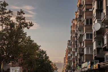 NOVI SAD, SERBIA - 30 Temmuz 2023: Novi Sad 'daki Bulevar oslobodjenja caddesindeki yüksek binalar, Orta ve Doğu Avrupa' dan tipik bir barbarlık tarzına sahip komünist konut topluluğu..