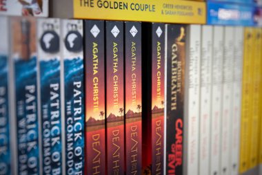 BELGRAD, SERBIA - 23 Ekim 2023: Agatha Christie Suç Roman 'ının kapaklarında seçici bulanıklık Belgrad' daki bir kitapçının raflarında Nil 'de Ölüm. Agatha Christie İngiliz bir yazar..