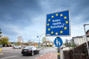 AAÇEN, GERMANY - 8 Kasım 2022: Schengen bölgesinde Almanya 'ya (Bundesrepublik Deutschland) girişini gösteren standart AB sınır işareti.