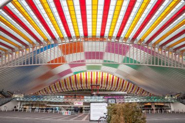 LIEGE, BELGIUM - 9 Kasım 2022: SNCB ve Infrabel 'e ait Liege Guillemins tren istasyonunun ana cephesi. Santiago Calatrava tarafından tasarlandı, Liege 'in ana tren istasyonu..