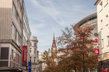 WUPPERTAL, GERMANY - 11 Kasım 2022: Alte Freiheit caddesinde dükkanları ve mağazaları olan butiklerin işaretleri ve logolarında seçici bulanıklık. Alte Freiheit, Wuppertal şehir merkezinin ana caddesinde alışveriş yapıyor..