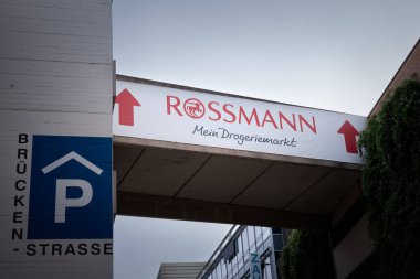 Kolej, Almanya - 12 Kasım 2022 Rossmann logosu Köln 'ün ana dükkanının önünde. Rossmann, Avrupa 'ya yayılmış bir Alman eczane, dogerie ve kozmetik mağaza zinciri..
