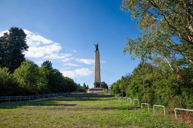 FRUSKA GORA, SERBIA - 12 Ağustos 2023: Novi Sad Sırbistan yakınlarındaki Sloboda anıtı veya spomenik na vencu 'nun panoraması. 1965 yılında İkinci Dünya Savaşı 'nda ölen askerlerin anısına dikilmiş komünist Yugoslav anıtı..