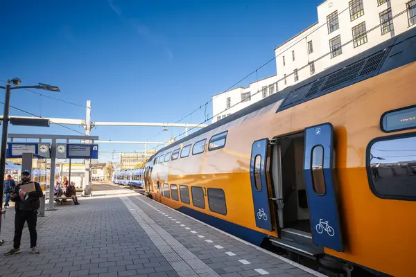Heerlen Nederländerna November 2022 Selektiv Oskärpa Dubbeldäckat Regionaltåg Nederladse Spoorwegen Stockbild