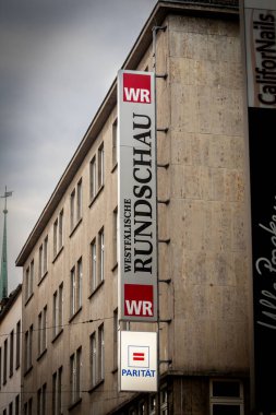 DORTMUND, ALMANY - 5 Kasım 2022: Westfalische Rundschau logosu Dortmund 'daki ana ofislerinde. Westfalische rundschau, Funke Mediengruppe 'un bir parçası olan Westphalia bölgesinden bir Alman gazetesidir..