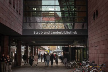 DORTMUND, GERMANY - NOVEMBER 5, 2022: Dortmund Stadt und Landesbibliothek 'in ana girişi, ya da Dortmund şehir ve eyalet kütüphanesi, şehrin ana kültürel simgesi.