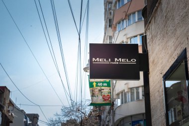 BÜKREŞ, ROMANIA - 12 Mart 2023: Meli Melo Paris logosu bucharest 'te Fransız modası satıyor. Meli Melo, Fransız aksesuarları satan bir Rumen mağaza zinciri..