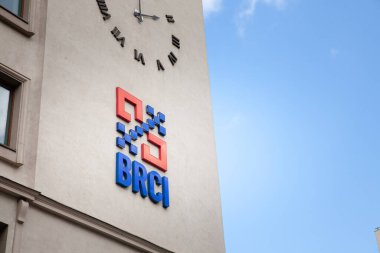 BUCHAREST, ROMANIA - 16 Mart 2023: Banca Romana De Credite Si Investitii Bank logosu Bükreş 'teki yerel bir bankanın önünde. BRCI, Romanya 'da bir perakende bankacılık kurumu.