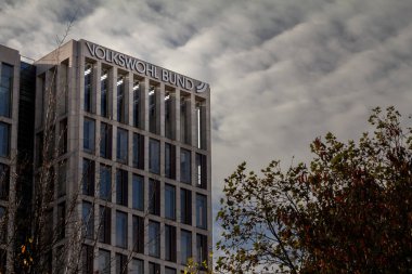 DORTMUND, ALMANY - NOVEMBER 5, 2022: Dortmund 'un ana ofisindeki Volkswohl Bund logosu üzerindeki seçici bulanıklık. Volkswohl Bundis bir Alman sigorta şirketi, Almanya 'nın en büyük sigortacılarından biri..
