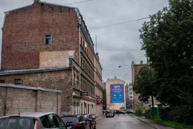RIGA, LATVIA - 23 Ağustos 2023: yıkılan binaları olan Firsa Sadnikova iela Caddesi Panoraması. Maskavas Forstate 'in bir parçası, Riga Center' ın bir bölgesi, eski bir Riga Ghetto..