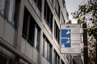 KOLOGNE, GERMANY - 6 Kasım 2022: Bölgenin, Alman gizlilik yasalarına ve yönetmeliklerine uyan gösteriler dışında kapalı devre kameraları tarafından izlendiğini belirten kolonya sokaklarına imza atın.