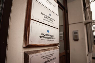 RIGA, LATVIA - 23 Ağustos - Avrupa Birliği 'nin Letonya' daki ofislerinin, yani Avrupa Komisyonu ve Avrupa Parlamentosu 'nun Riga' daki işaretleri. Letonya, 2004 yılından beri AB 'nin bir parçasıdır.