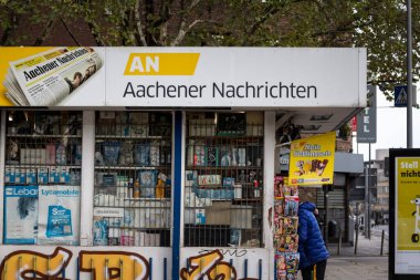 AACHEN, ALMANY - 8 Kasım 2022: Aachen 'deki ana büfelerinde Aachener Nachrichten logosu. Aachener Nachrichten, Aachen bölgesinden bir Alman gazetesidir..